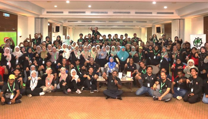 20250818_ysd_community_forum_237 Group photo of VIPs and participants following the launch of Forum Khazanah Bakau 2025.
